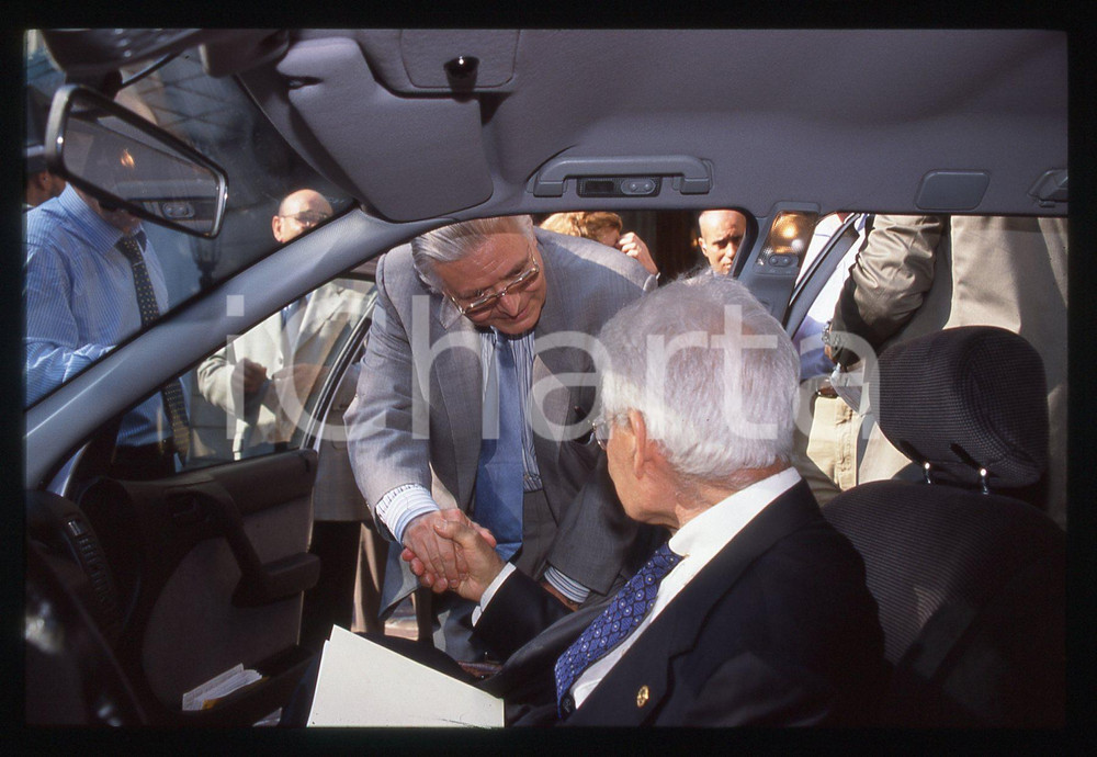 Fotografia d'epoca originale 35mm vintage slide* 1998 MILANO Luigi DI BELLA arriva alla Fondazione CARIPLO *4 1