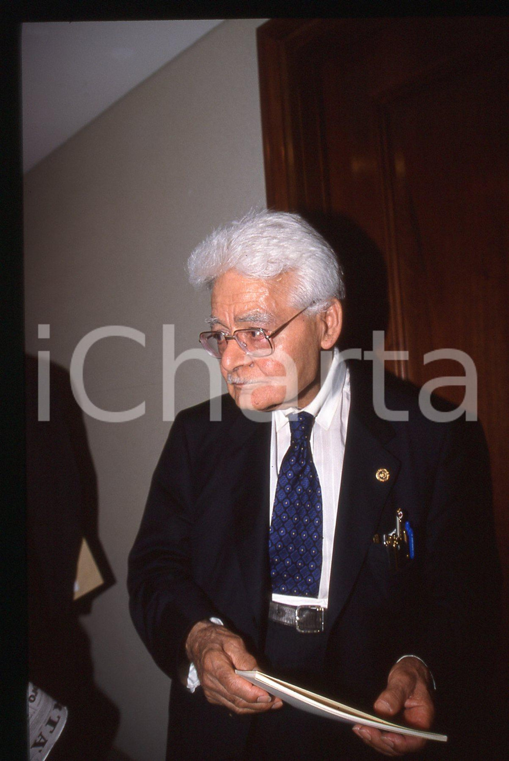 Fotografia d'epoca originale 35mm vintage slide* 1998 MILANO Luigi DI BELLA ritratto in Fondazione CARIPLO *9 1