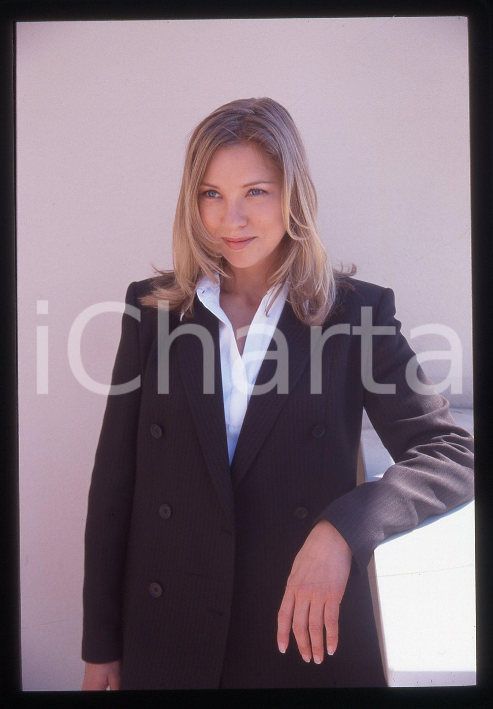 35mm vintage slide* 1995ca CANNES MEJA Anna Pernilla TORNDAHL Ritratto   Diapositiva d'epoca, in formato 35 mm. CONDIZIONI: GOODE' severamente vietata la riproduzione. Tutti i diritti sono riservati. ICharta mette in vendita, sul negozio eBay e in esclusiva sul sito "icharta" il proprio archivio composto da numerose diapositive e negativi fotografici d'epoca, tutti originali e autentici, che attraversano la storia del costume italiano tra gli la fine degli anni Sessanta e Novanta.Si tratta di uno sguardo inedito sull'attualit&agrave;, la politica, la vita quotidiana, il gossip e la cultura, che fotografa il cambiamento della nazione in quest'ultimo scorcio del XX secolo. Un'occasione unica per il mercato del collezionismo, che vede finalmente disponibile un archivio eccezionale per vastit&agrave;, tematiche e condizioni, in un settore (il negativo fotografico e la diapositiva) di assoluta novit&agrave; e dalle interessanti prospettive di investimento.  originale e autentica 1