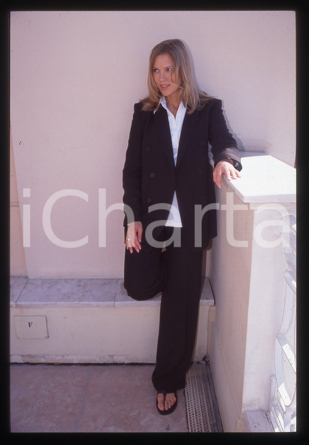 35mm vintage slide* 1995ca CANNES MEJA Anna Pernilla TORNDAHL Ritratto (3)   Diapositiva d'epoca, in formato 35 mm. CONDIZIONI: GOODE' severamente vietata la riproduzione. Tutti i diritti sono riservati. ICharta mette in vendita, sul negozio eBay e in esclusiva sul sito "icharta" il proprio archivio composto da numerose diapositive e negativi fotografici d'epoca, tutti originali e autentici, che attraversano la storia del costume italiano tra gli la fine degli anni Sessanta e Novanta.Si tratta di uno sguardo inedito sull'attualit&agrave;, la politica, la vita quotidiana, il gossip e la cultura, che fotografa il cambiamento della nazione in quest'ultimo scorcio del XX secolo. Un'occasione unica per il mercato del collezionismo, che vede finalmente disponibile un archivio eccezionale per vastit&agrave;, tematiche e condizioni, in un settore (il negativo fotografico e la diapositiva) di assoluta novit&agrave; e dalle interessanti prospettive di investimento.  originale e autentica 1