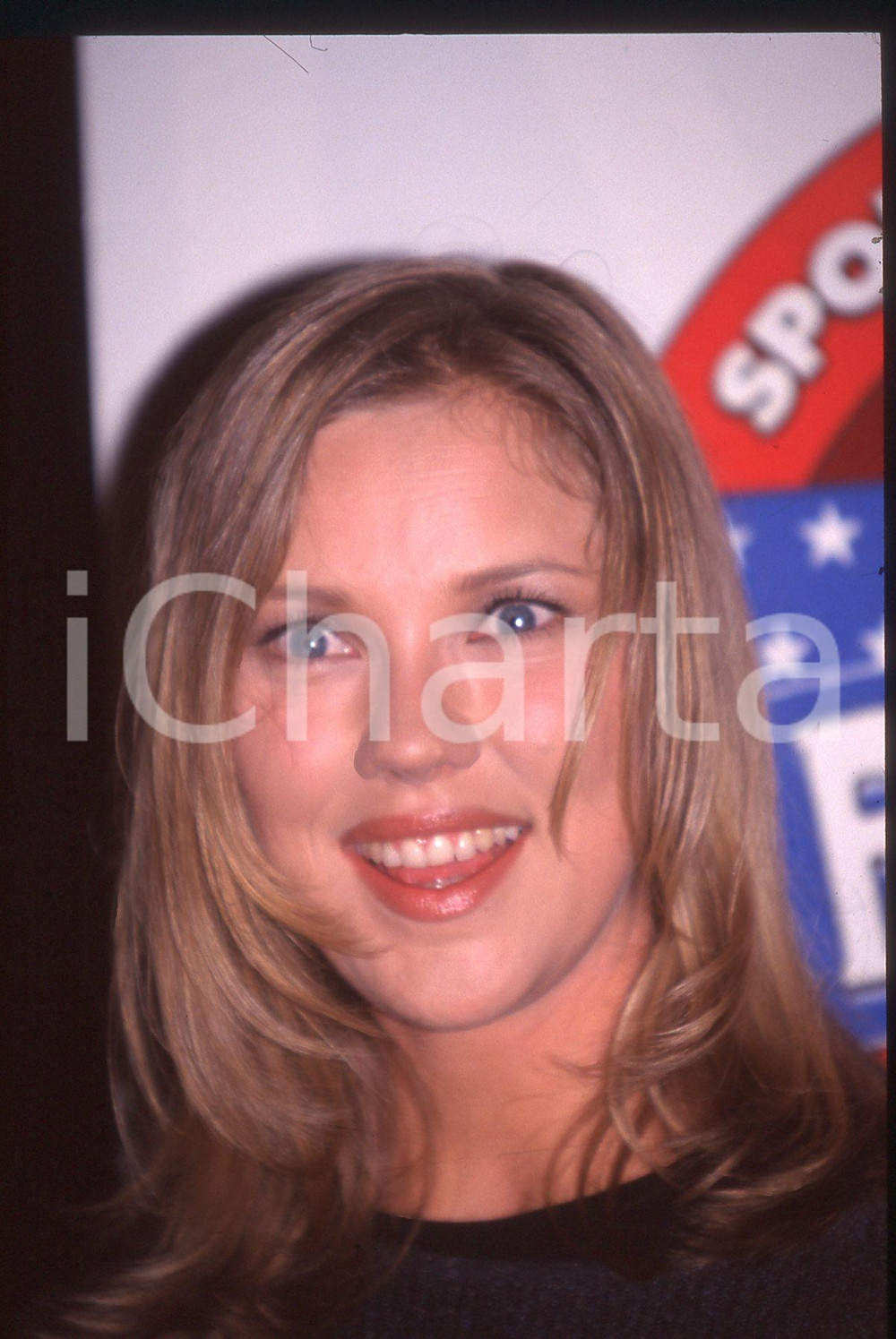 35mm vintage slide* 1995ca MUSICA MEJA Anna Pernilla TORNDAHL Ritratto cantante   Diapositiva d'epoca, in formato 35 mm. CONDIZIONI: GOODE' severamente vietata la riproduzione. Tutti i diritti sono riservati. ICharta mette in vendita, sul negozio eBay e in esclusiva sul sito "icharta" il proprio archivio composto da numerose diapositive e negativi fotografici d'epoca, tutti originali e autentici, che attraversano la storia del costume italiano tra gli la fine degli anni Sessanta e Novanta.Si tratta di uno sguardo inedito sull'attualit&agrave;, la politica, la vita quotidiana, il gossip e la cultura, che fotografa il cambiamento della nazione in quest'ultimo scorcio del XX secolo. Un'occasione unica per il mercato del collezionismo, che vede finalmente disponibile un archivio eccezionale per vastit&agrave;, tematiche e condizioni, in un settore (il negativo fotografico e la diapositiva) di assoluta novit&agrave; e dalle interessanti prospettive di investimento.  originale e autentica 1