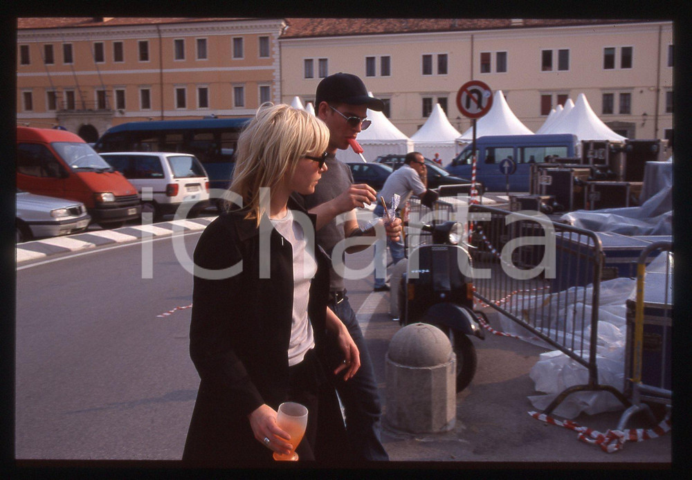 Fotografia d epoca originale 35mm vintage slide 1999 PADOVA Nina PERSSON e Peter SVENSSON dei THE CARDIGANS 1