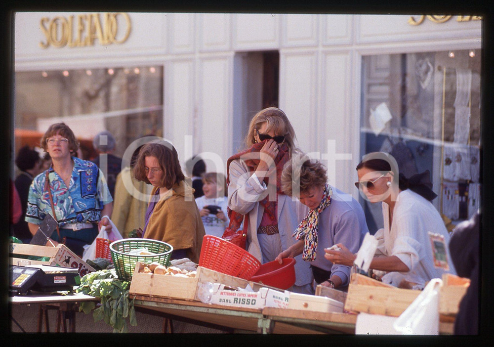 35mm vintage slide* 1990ca FRANCIA PROVENZA Amanda LEAR si nasconde da paparazzi
