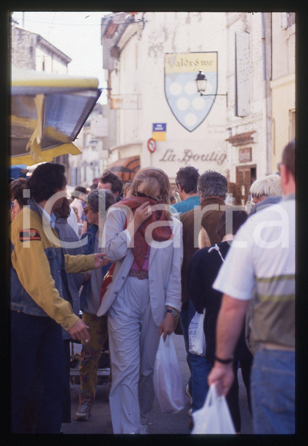 35mm vintage slide* 1990ca PROVENZA Amanda LEAR si nasconde dai paparazzi