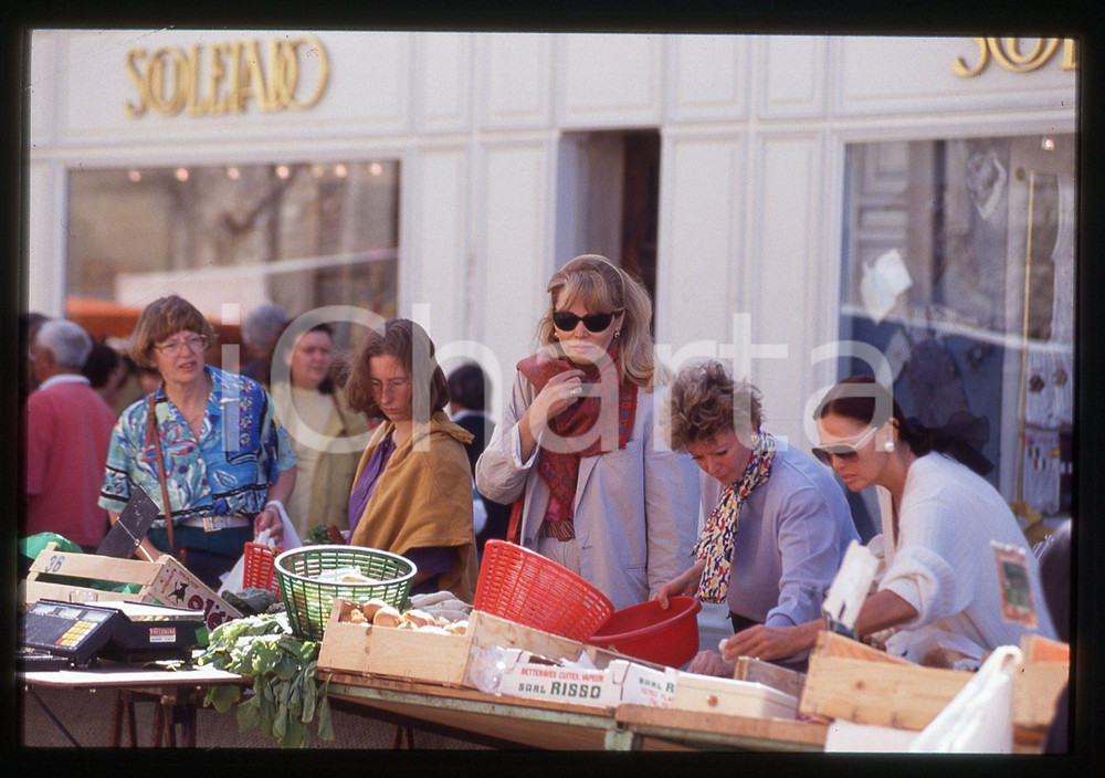35mm vintage slide* 1990ca PROVENZA Amanda LEAR paparazzata al mercato (2)