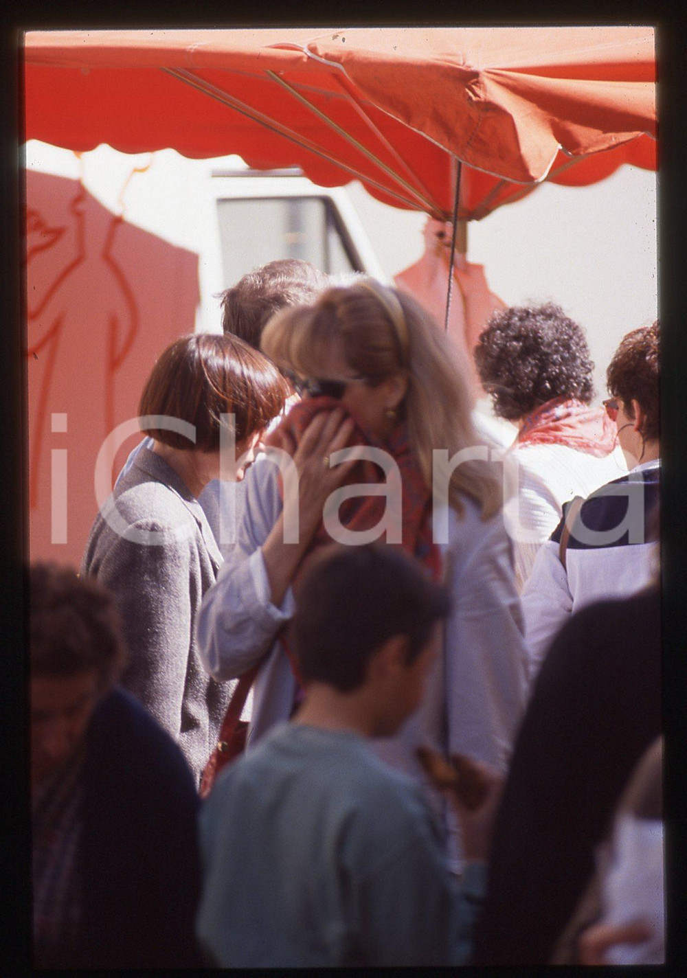 35mm vintage slide* 1990ca PROVENZA Amanda LEAR si nasconde dai paparazzi (6)