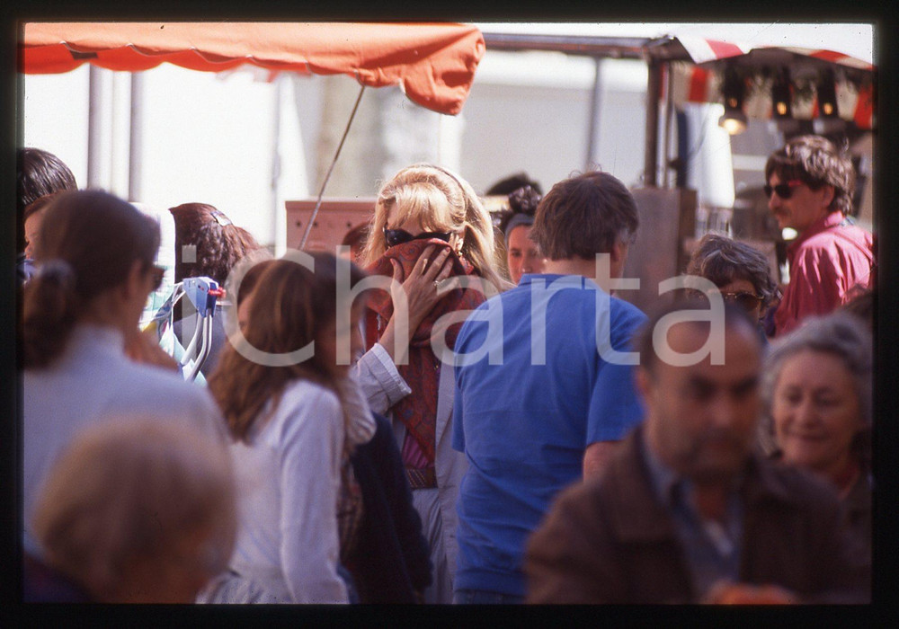 35mm vintage slide* 1990ca PROVENZA Amanda LEAR si nasconde dai paparazzi (7)