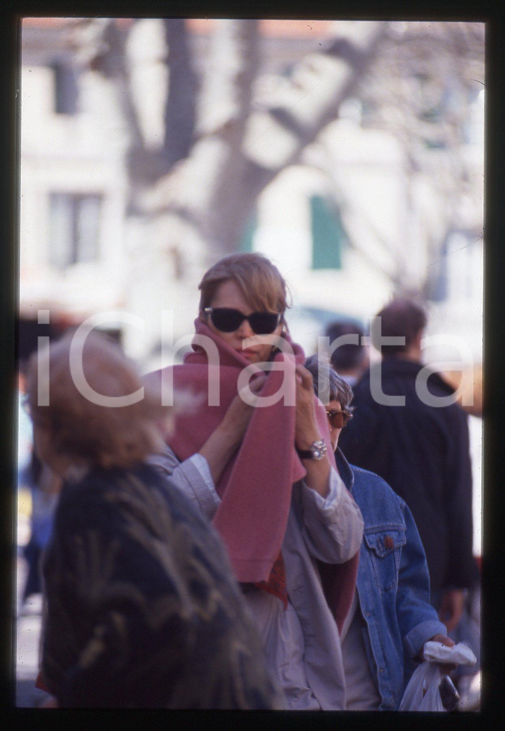 35mm vintage slide* 1990ca PROVENZA Amanda LEAR si nasconde dai paparazzi (8)