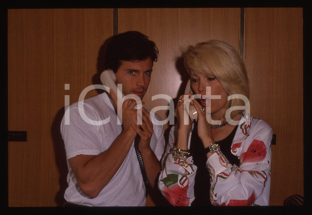 35mm vintage slide* 1989 MILANO Amanda LEAR e Giorgio MASTROTA al telefono