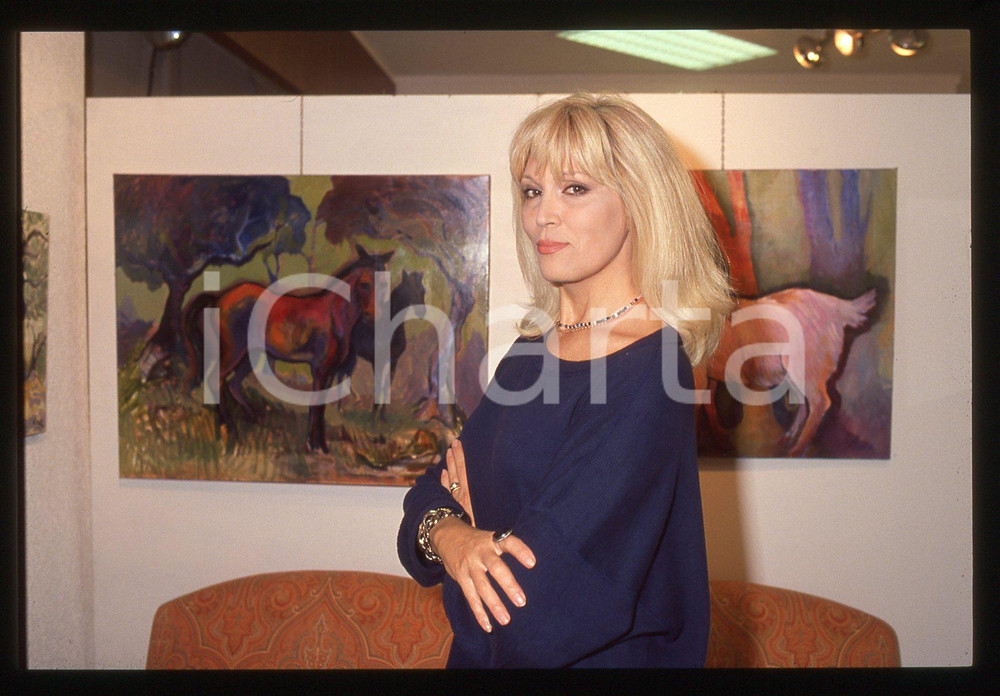 35mm vintage slide* 1990ca COSTUME Amanda LEAR posa con i suoi dipinti (8)