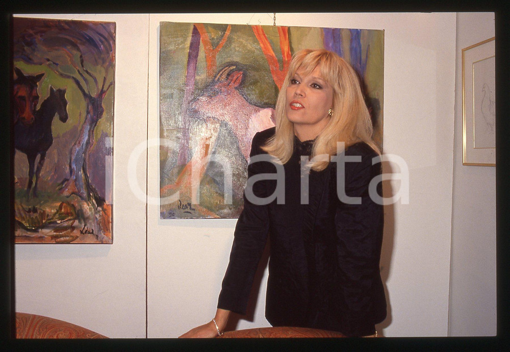 35mm vintage slide* 1990ca COSTUME Amanda LEAR posa con i suoi dipinti (11)