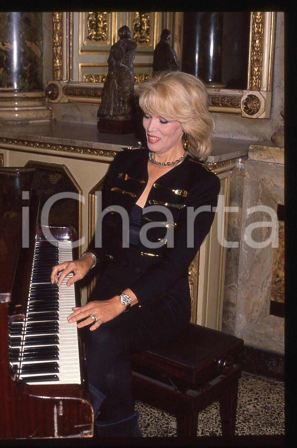 35mm vintage slide* 1990ca COSTUME Amanda LEAR in posa al pianoforte (2)
