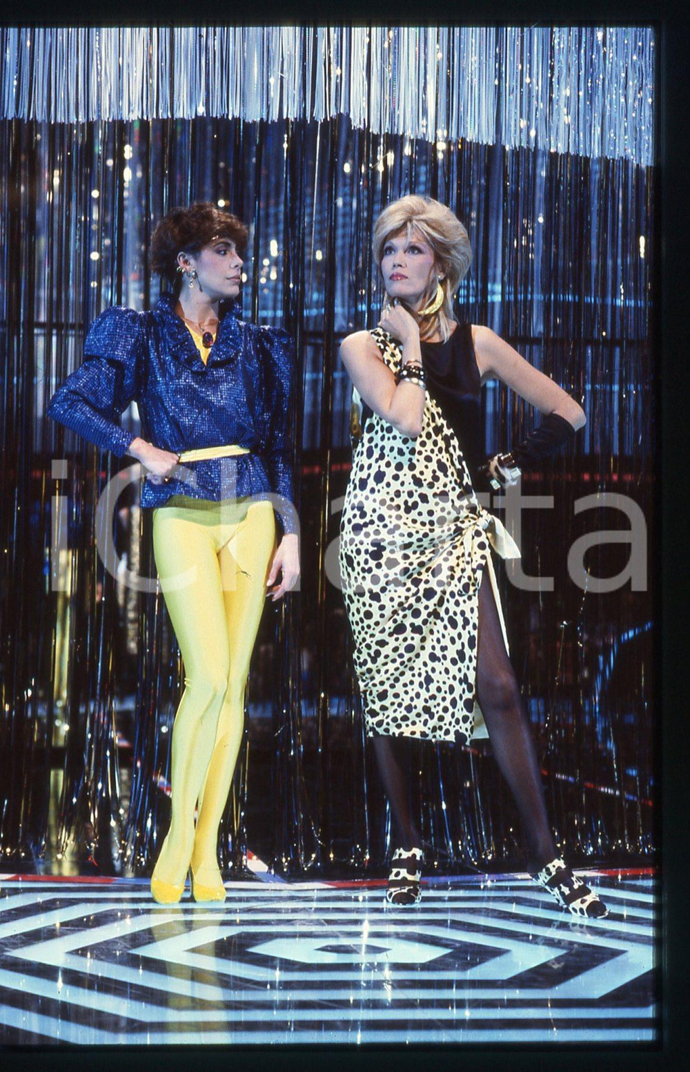 35mm vintage slide* 1983 CANALE 5 Amanda LEAR e Nadia CASSINI a PREMIATISSIMA   Diapositiva d'epoca, in formato 35 mm. CONDIZIONI: GOOD E' severamente vietata la riproduzione. Tutti i diritti sono riservati. ICharta mette in vendita, sul negozio eBay e in esclusiva sul sito "icharta" il proprio archivio composto da numerose diapositive e negativi fotografici d'epoca, tutti originali e autentici, che attraversano la storia del costume italiano tra gli la fine degli anni Sessanta e Novanta.Si tratta di uno sguardo inedito sull'attualit&agrave;, la politica, la vita quotidiana, il gossip e la cultura, che fotografa il cambiamento della nazione in quest'ultimo scorcio del XX secolo. Un'occasione unica per il mercato del collezionismo, che vede finalmente disponibile un archivio eccezionale per vastit&agrave;, tematiche e condizioni, in un settore (il negativo fotografico e la diapositiva) di assoluta novit&agrave; e dalle interessanti prospettive di investimento.  originale e autentica 1