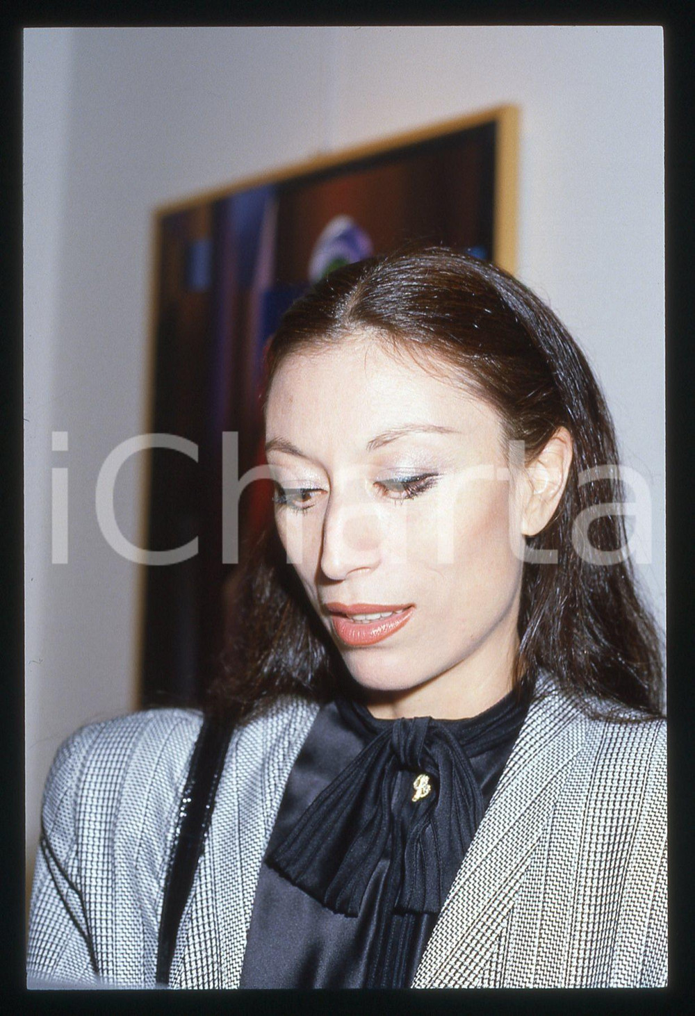 35mm vintage slide* 1990ca COSTUME Luciana SAVIGNANO ritratta ad una mostra