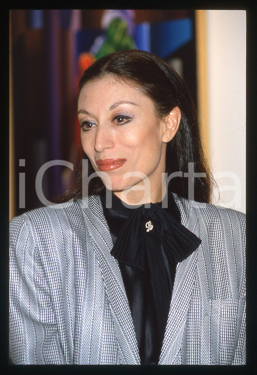 35mm vintage slide* 1990ca COSTUME Luciana SAVIGNANO ritratta ad una mostra (5)