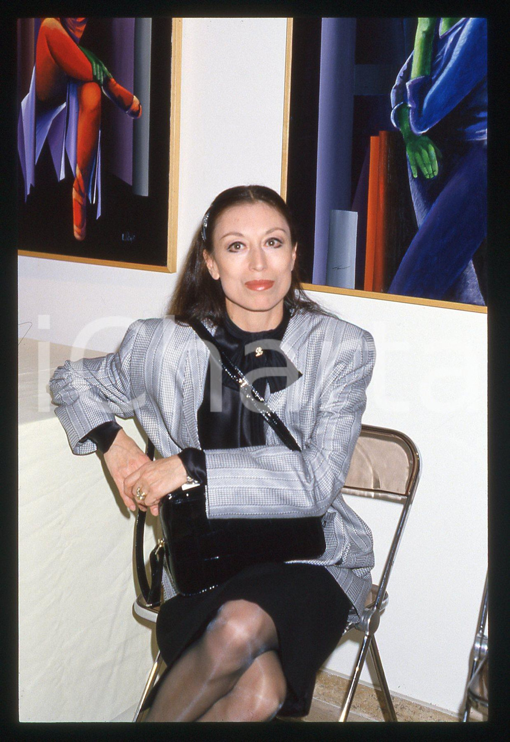 35mm vintage slide* 1990ca COSTUME Luciana SAVIGNANO ritratta ad una mostra (11)