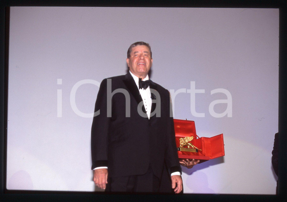 35mm vintage slide* 1999 FESTIVAL VENEZIA Jerry LEWIS Leone D'oro Carriera   Diapositiva d'epoca, in formato 35 mm.  CONDIZIONI: GOOD (ma sfocata all'origine)E' severamente vietata la riproduzione. Tutti i diritti sono riservati. ICharta mette in vendita, sul negozio eBay e in esclusiva sul sito "icharta" il proprio archivio composto da numerose diapositive e negativi fotografici d'epoca, tutti originali e autentici, che attraversano la storia del costume italiano tra gli la fine degli anni Sessanta e Novanta.Si tratta di uno sguardo inedito sull'attualit&agrave;, la politica, la vita quotidiana, il gossip e la cultura, che fotografa il cambiamento della nazione in quest'ultimo scorcio del XX secolo. Un'occasione unica per il mercato del collezionismo, che vede finalmente disponibile un archivio eccezionale per vastit&agrave;, tematiche e condizioni, in un settore (il negativo fotografico e la diapositiva) di assoluta novit&agrave; e dalle interessanti prospettive di investimento.  originale e autentica 1