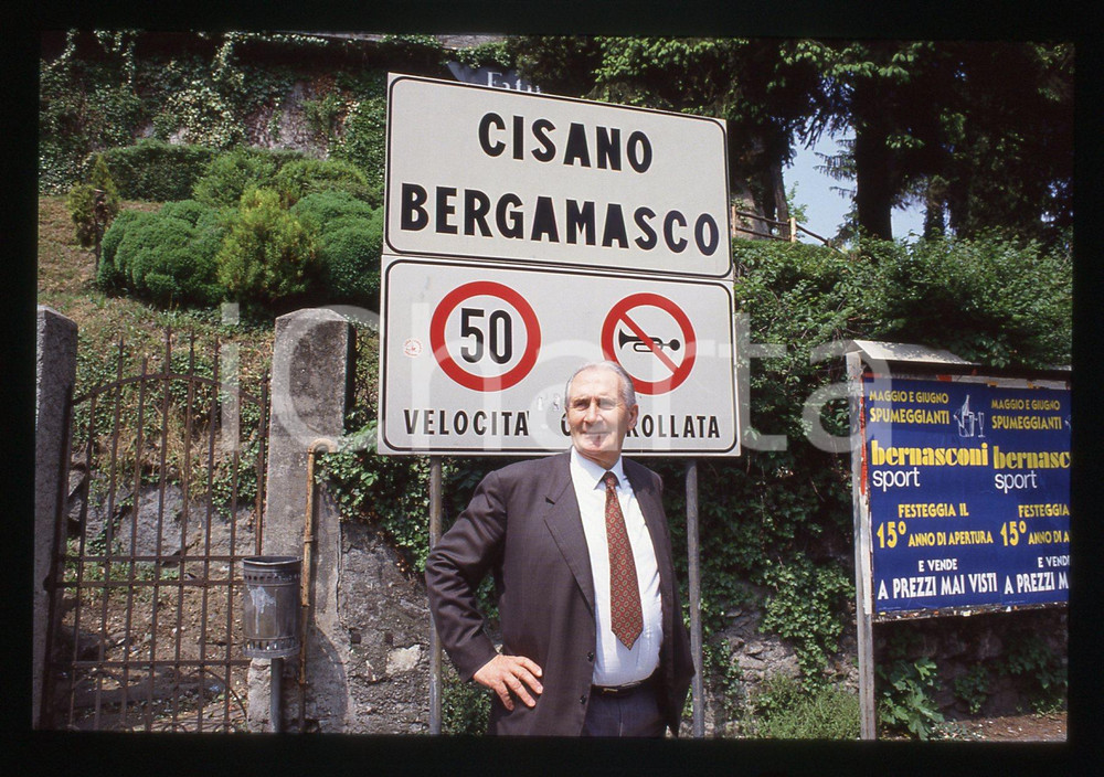 35mm vintage slide* 1992 CISANO BERGAMASCO Mario NOVATI Ritratto del Sindaco   Diapositiva d'epoca, in formato 35 mm.  CONDIZIONI: GOOD E' severamente vietata la riproduzione. Tutti i diritti sono riservati. ICharta mette in vendita, sul negozio eBay e in esclusiva sul sito "icharta" il proprio archivio composto da numerose diapositive e negativi fotografici d'epoca, tutti originali e autentici, che attraversano la storia del costume italiano tra gli la fine degli anni Sessanta e Novanta.Si tratta di uno sguardo inedito sull'attualit&agrave;, la politica, la vita quotidiana, il gossip e la cultura, che fotografa il cambiamento della nazione in quest'ultimo scorcio del XX secolo. Un'occasione unica per il mercato del collezionismo, che vede finalmente disponibile un archivio eccezionale per vastit&agrave;, tematiche e condizioni, in un settore (il negativo fotografico e la diapositiva) di assoluta novit&agrave; e dalle interessanti prospettive di investimento.  originale e autentica 1