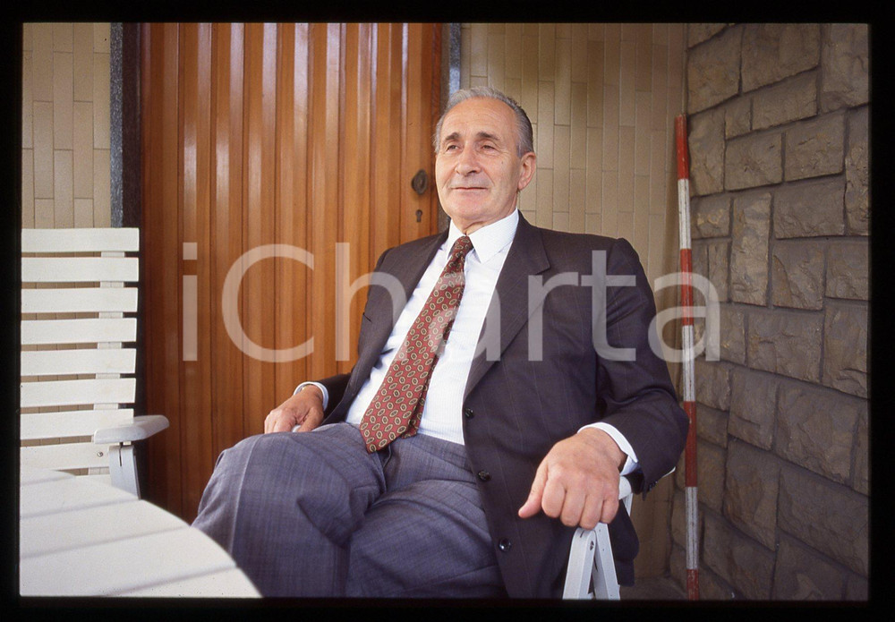 35mm vintage slide* 1992 CISANO BERGAMASCO Mario NOVATI Ritratto del Sindaco *2   Diapositiva d'epoca, in formato 35 mm.  CONDIZIONI: GOOD E' severamente vietata la riproduzione. Tutti i diritti sono riservati. ICharta mette in vendita, sul negozio eBay e in esclusiva sul sito "icharta" il proprio archivio composto da numerose diapositive e negativi fotografici d'epoca, tutti originali e autentici, che attraversano la storia del costume italiano tra gli la fine degli anni Sessanta e Novanta.Si tratta di uno sguardo inedito sull'attualit&agrave;, la politica, la vita quotidiana, il gossip e la cultura, che fotografa il cambiamento della nazione in quest'ultimo scorcio del XX secolo. Un'occasione unica per il mercato del collezionismo, che vede finalmente disponibile un archivio eccezionale per vastit&agrave;, tematiche e condizioni, in un settore (il negativo fotografico e la diapositiva) di assoluta novit&agrave; e dalle interessanti prospettive di investimento.  originale e autentica 1