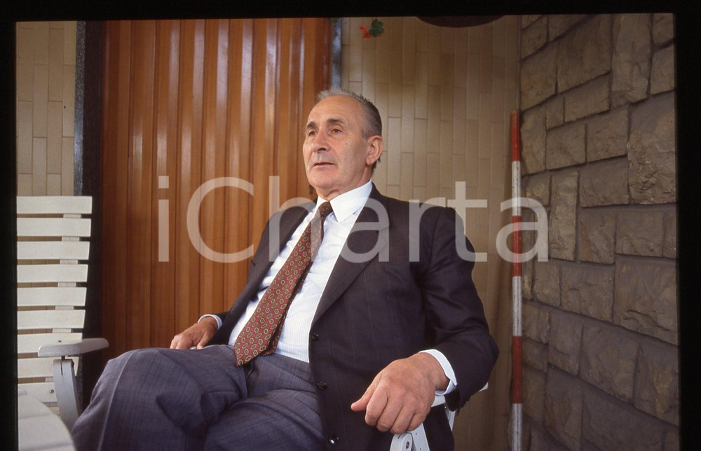 35mm vintage slide* 1992 CISANO BERGAMASCO Mario NOVATI Ritratto del Sindaco *3   Diapositiva d'epoca, in formato 35 mm.  CONDIZIONI: GOOD E' severamente vietata la riproduzione. Tutti i diritti sono riservati. ICharta mette in vendita, sul negozio eBay e in esclusiva sul sito "icharta" il proprio archivio composto da numerose diapositive e negativi fotografici d'epoca, tutti originali e autentici, che attraversano la storia del costume italiano tra gli la fine degli anni Sessanta e Novanta.Si tratta di uno sguardo inedito sull'attualit&agrave;, la politica, la vita quotidiana, il gossip e la cultura, che fotografa il cambiamento della nazione in quest'ultimo scorcio del XX secolo. Un'occasione unica per il mercato del collezionismo, che vede finalmente disponibile un archivio eccezionale per vastit&agrave;, tematiche e condizioni, in un settore (il negativo fotografico e la diapositiva) di assoluta novit&agrave; e dalle interessanti prospettive di investimento.  originale e autentica 1