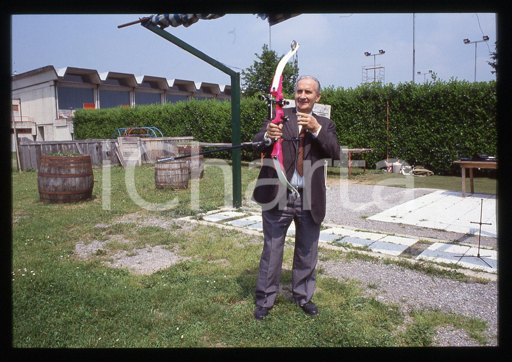 35mm vintage slide* 1992 CISANO BERGAMASCO Sindaco Mario NOVATI tira con l'arco   Diapositiva d'epoca, in formato 35 mm.  CONDIZIONI: GOOD E' severamente vietata la riproduzione. Tutti i diritti sono riservati. ICharta mette in vendita, sul negozio eBay e in esclusiva sul sito "icharta" il proprio archivio composto da numerose diapositive e negativi fotografici d'epoca, tutti originali e autentici, che attraversano la storia del costume italiano tra gli la fine degli anni Sessanta e Novanta.Si tratta di uno sguardo inedito sull'attualit&agrave;, la politica, la vita quotidiana, il gossip e la cultura, che fotografa il cambiamento della nazione in quest'ultimo scorcio del XX secolo. Un'occasione unica per il mercato del collezionismo, che vede finalmente disponibile un archivio eccezionale per vastit&agrave;, tematiche e condizioni, in un settore (il negativo fotografico e la diapositiva) di assoluta novit&agrave; e dalle interessanti prospettive di investimento.  originale e autentica 1