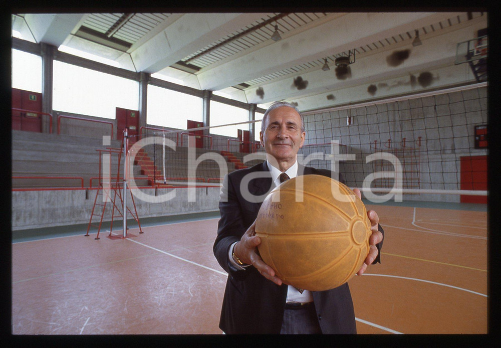 35mm vintage slide* 1992 CISANO BERGAMASCO Sindaco Mario NOVATI in palestra   Diapositiva d'epoca, in formato 35 mm.  CONDIZIONI: GOOD E' severamente vietata la riproduzione. Tutti i diritti sono riservati. ICharta mette in vendita, sul negozio eBay e in esclusiva sul sito "icharta" il proprio archivio composto da numerose diapositive e negativi fotografici d'epoca, tutti originali e autentici, che attraversano la storia del costume italiano tra gli la fine degli anni Sessanta e Novanta.Si tratta di uno sguardo inedito sull'attualit&agrave;, la politica, la vita quotidiana, il gossip e la cultura, che fotografa il cambiamento della nazione in quest'ultimo scorcio del XX secolo. Un'occasione unica per il mercato del collezionismo, che vede finalmente disponibile un archivio eccezionale per vastit&agrave;, tematiche e condizioni, in un settore (il negativo fotografico e la diapositiva) di assoluta novit&agrave; e dalle interessanti prospettive di investimento.  originale e autentica 1