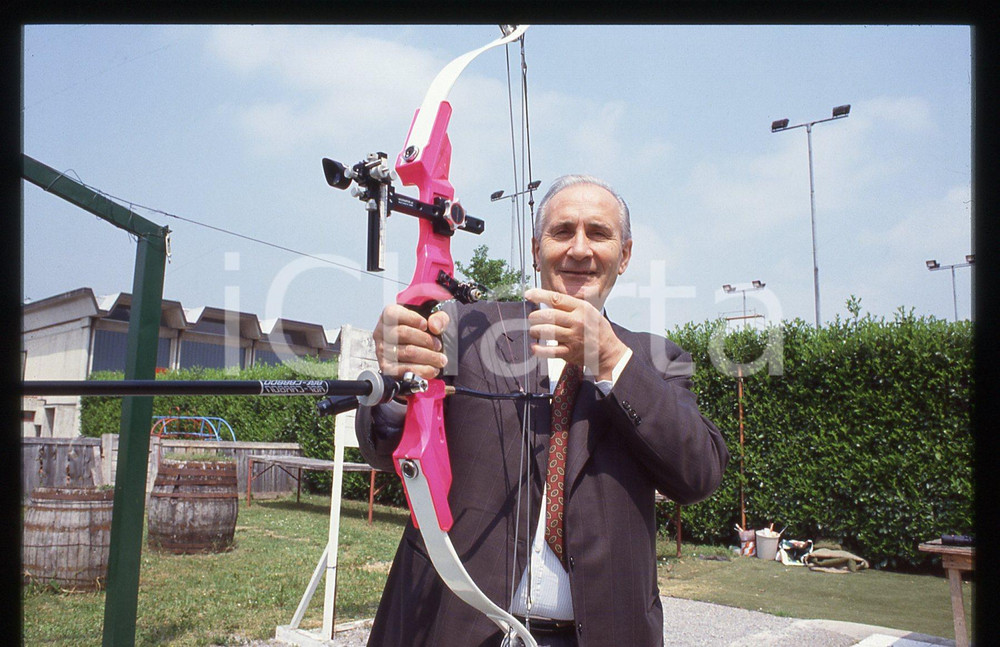35mm vintage slide 1992 CISANO BERGAMASCO - Sindaco Mario NOVATI tira con l'arco   Diapositiva d'epoca, in formato 35 mm.  CONDIZIONI: GOOD E' severamente vietata la riproduzione. Tutti i diritti sono riservati. ICharta mette in vendita, sul negozio eBay e in esclusiva sul sito "icharta" il proprio archivio composto da numerose diapositive e negativi fotografici d'epoca, tutti originali e autentici, che attraversano la storia del costume italiano tra gli la fine degli anni Sessanta e Novanta.Si tratta di uno sguardo inedito sull'attualit&agrave;, la politica, la vita quotidiana, il gossip e la cultura, che fotografa il cambiamento della nazione in quest'ultimo scorcio del XX secolo. Un'occasione unica per il mercato del collezionismo, che vede finalmente disponibile un archivio eccezionale per vastit&agrave;, tematiche e condizioni, in un settore (il negativo fotografico e la diapositiva) di assoluta novit&agrave; e dalle interessanti prospettive di investimento.  originale e autentica 1