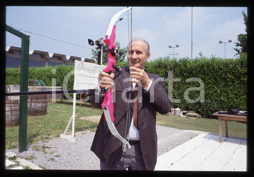 35mm vintage slide*1992 CISANO BERGAMASCO Sindaco Mario NOVATI tira con l'arco *   Diapositiva d'epoca, in formato 35 mm.  CONDIZIONI: GOOD E' severamente vietata la riproduzione. Tutti i diritti sono riservati. ICharta mette in vendita, sul negozio eBay e in esclusiva sul sito "icharta" il proprio archivio composto da numerose diapositive e negativi fotografici d'epoca, tutti originali e autentici, che attraversano la storia del costume italiano tra gli la fine degli anni Sessanta e Novanta.Si tratta di uno sguardo inedito sull'attualit&agrave;, la politica, la vita quotidiana, il gossip e la cultura, che fotografa il cambiamento della nazione in quest'ultimo scorcio del XX secolo. Un'occasione unica per il mercato del collezionismo, che vede finalmente disponibile un archivio eccezionale per vastit&agrave;, tematiche e condizioni, in un settore (il negativo fotografico e la diapositiva) di assoluta novit&agrave; e dalle interessanti prospettive di investimento.  originale e autentica 1
