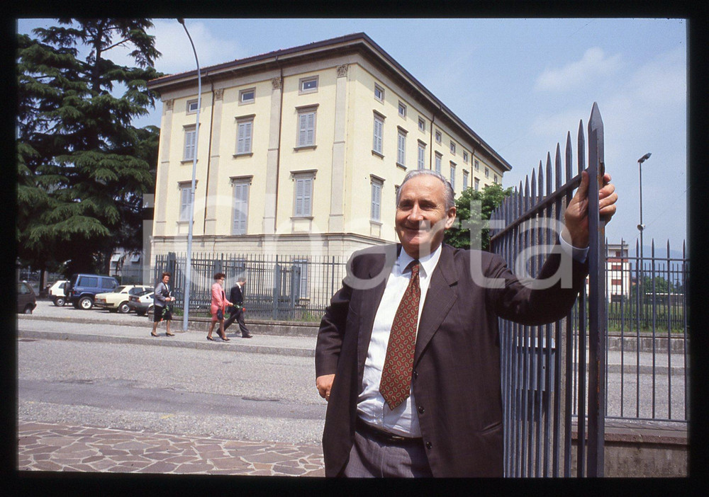 35mm vintage slide* 1992 CISANO BERGAMASCO Sindaco Mario NOVATI al municipio   Diapositiva d'epoca, in formato 35 mm.  CONDIZIONI: GOOD E' severamente vietata la riproduzione. Tutti i diritti sono riservati. ICharta mette in vendita, sul negozio eBay e in esclusiva sul sito "icharta" il proprio archivio composto da numerose diapositive e negativi fotografici d'epoca, tutti originali e autentici, che attraversano la storia del costume italiano tra gli la fine degli anni Sessanta e Novanta.Si tratta di uno sguardo inedito sull'attualit&agrave;, la politica, la vita quotidiana, il gossip e la cultura, che fotografa il cambiamento della nazione in quest'ultimo scorcio del XX secolo. Un'occasione unica per il mercato del collezionismo, che vede finalmente disponibile un archivio eccezionale per vastit&agrave;, tematiche e condizioni, in un settore (il negativo fotografico e la diapositiva) di assoluta novit&agrave; e dalle interessanti prospettive di investimento.  originale e autentica 1
