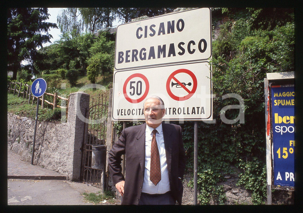 35mm vintage slide* 1992 CISANO BERGAMASCO Mario NOVATI Ritratto del Sindaco *5   Diapositiva d'epoca, in formato 35 mm.  CONDIZIONI: GOOD E' severamente vietata la riproduzione. Tutti i diritti sono riservati. ICharta mette in vendita, sul negozio eBay e in esclusiva sul sito "icharta" il proprio archivio composto da numerose diapositive e negativi fotografici d'epoca, tutti originali e autentici, che attraversano la storia del costume italiano tra gli la fine degli anni Sessanta e Novanta.Si tratta di uno sguardo inedito sull'attualit&agrave;, la politica, la vita quotidiana, il gossip e la cultura, che fotografa il cambiamento della nazione in quest'ultimo scorcio del XX secolo. Un'occasione unica per il mercato del collezionismo, che vede finalmente disponibile un archivio eccezionale per vastit&agrave;, tematiche e condizioni, in un settore (il negativo fotografico e la diapositiva) di assoluta novit&agrave; e dalle interessanti prospettive di investimento.  originale e autentica 1