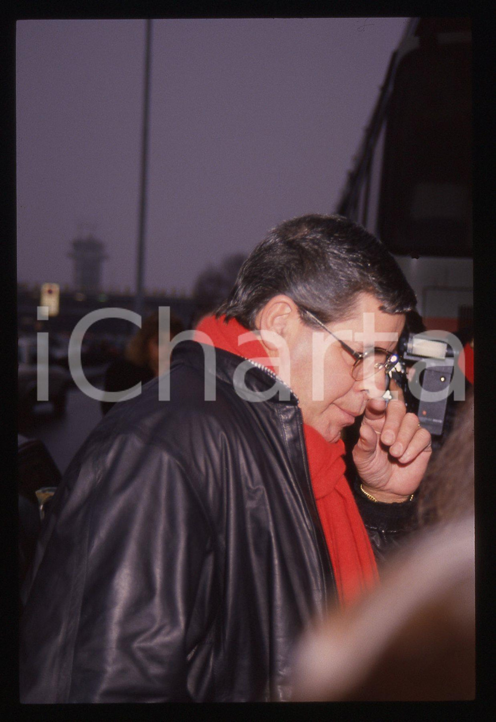 35mm vintage slide* 1990 MILANO MALPENSA Jerry LEWIS paparazzato in aeroporto