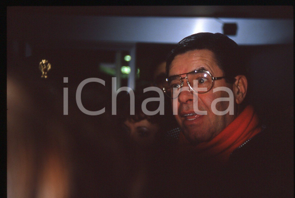 35mm vintage slide* 1990 MILANO MALPENSA Jerry LEWIS paparazzato in aeroporto *2