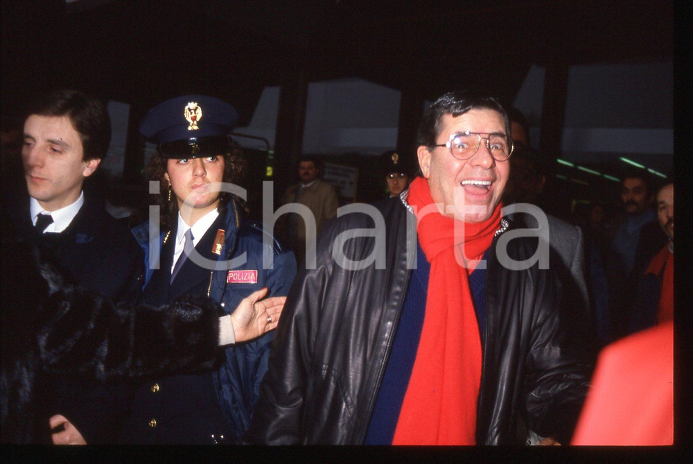 35mm vintage slide* 1990 MILANO MALPENSA Jerry LEWIS paparazzato in aeroporto *9