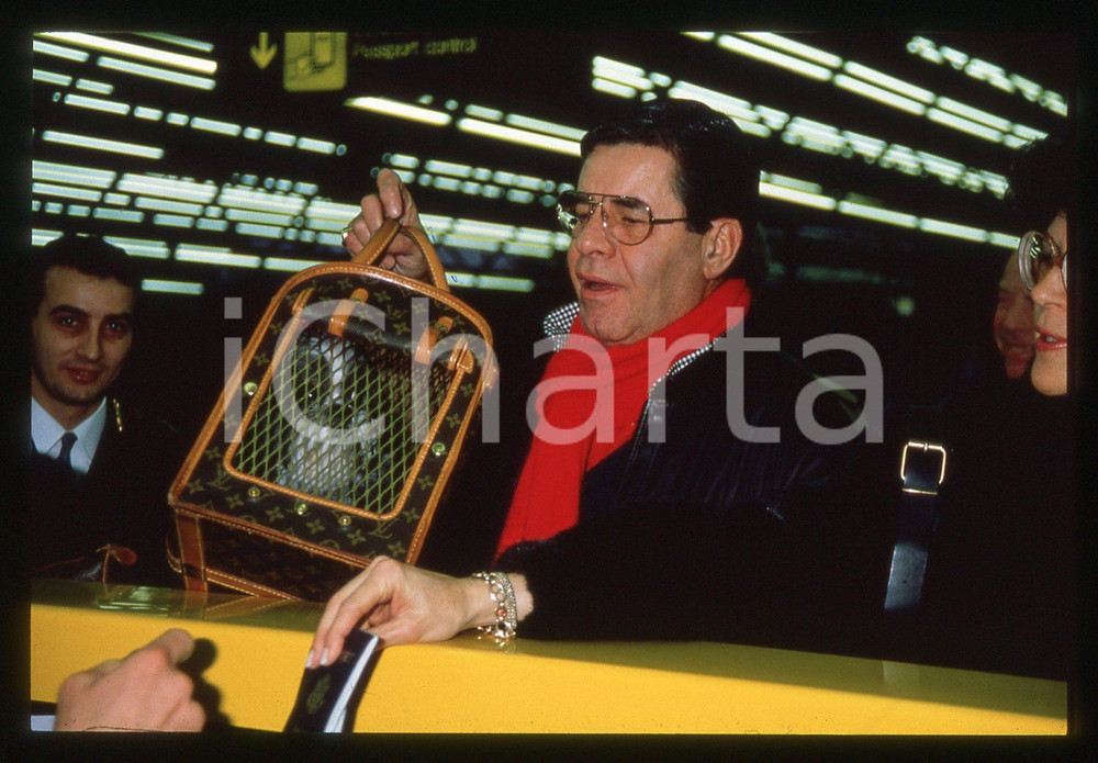 35mm vintage slide* 1990 MILANO Aeroporto MALPENSA Jerry LEWIS con cane Angel *7
