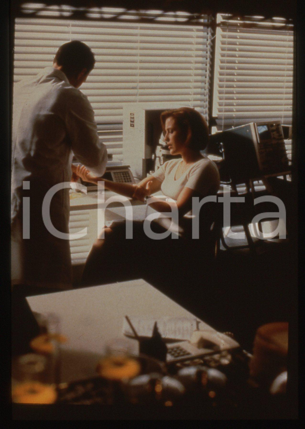 35mm vintage slide* 1998 X-FILES Gillian ANDERSON in una scena della serie tv *3