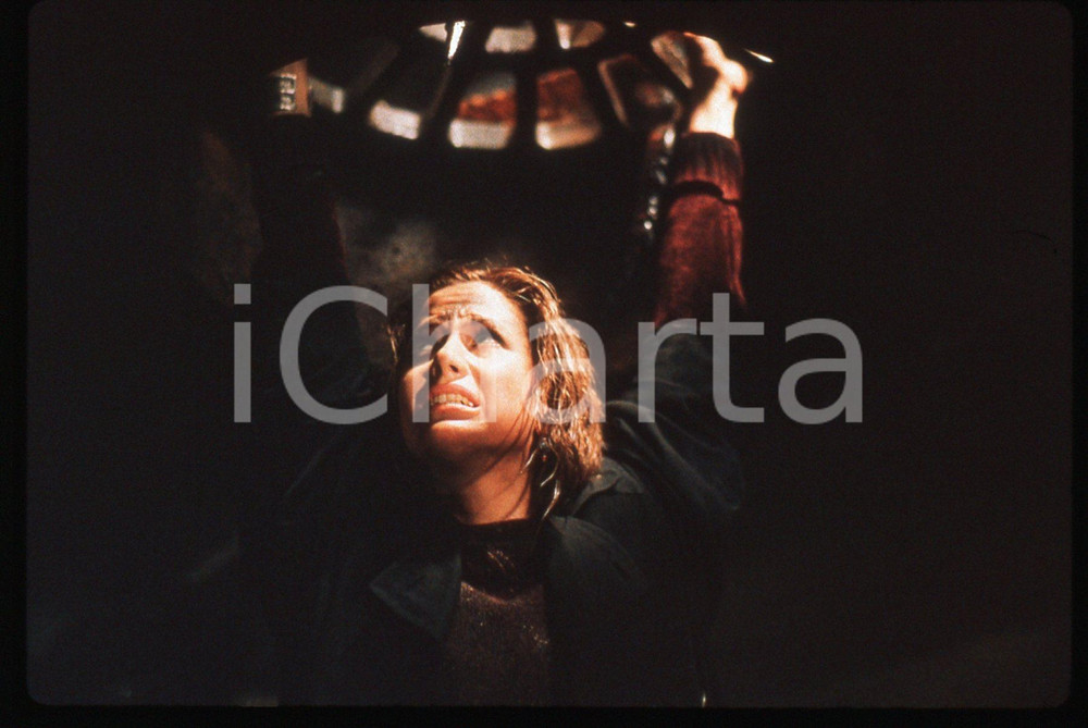 35mm vintage slide* 1997 MIMIC Mira SORVINO in una scena del film (7)