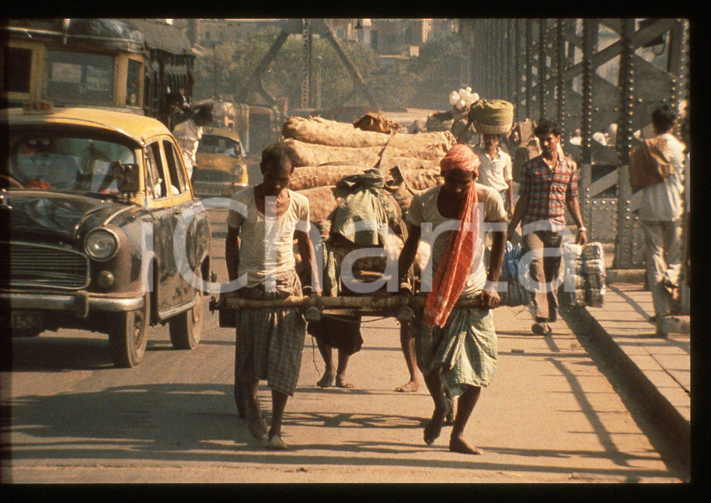 35mm vintage slide* 1988 POWAQQATSI di Godfrey REGGIO Scena del documentario *13