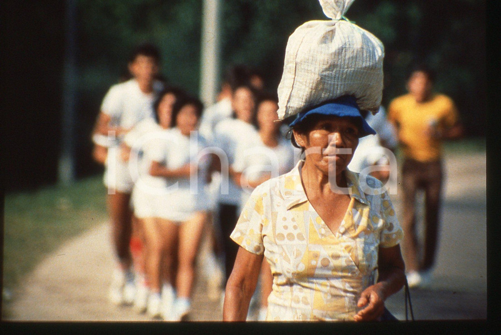 35mm vintage slide* 1988 POWAQQATSI di Godfrey REGGIO Scena del documentario *14