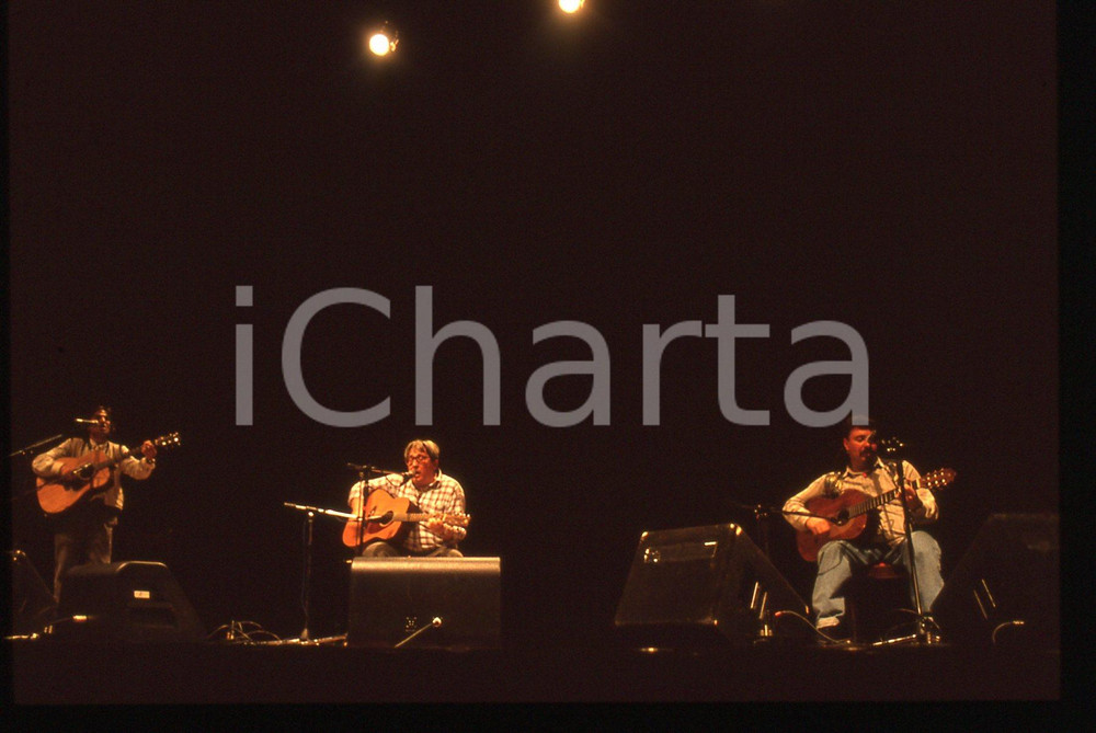 35mm vintage slide* 1990ca ITALIA MUSICA Ivan DELLA MEA e Paolo CIARCHI (3)   Diapositiva d'epoca, in formato 35 mm.  CONDIZIONI: GOODE' severamente vietata la riproduzione. Tutti i diritti sono riservati. ICharta mette in vendita, sul negozio eBay e in esclusiva sul sito "icharta" il proprio archivio composto da numerose diapositive e negativi fotografici d'epoca, tutti originali e autentici, che attraversano la storia del costume italiano tra gli la fine degli anni Sessanta e Novanta.Si tratta di uno sguardo inedito sull'attualit&agrave;, la politica, la vita quotidiana, il gossip e la cultura, che fotografa il cambiamento della nazione in quest'ultimo scorcio del XX secolo. Un'occasione unica per il mercato del collezionismo, che vede finalmente disponibile un archivio eccezionale per vastit&agrave;, tematiche e condizioni, in un settore (il negativo fotografico e la diapositiva) di assoluta novit&agrave; e dalle interessanti prospettive di investimento.     originale e autentica 1
