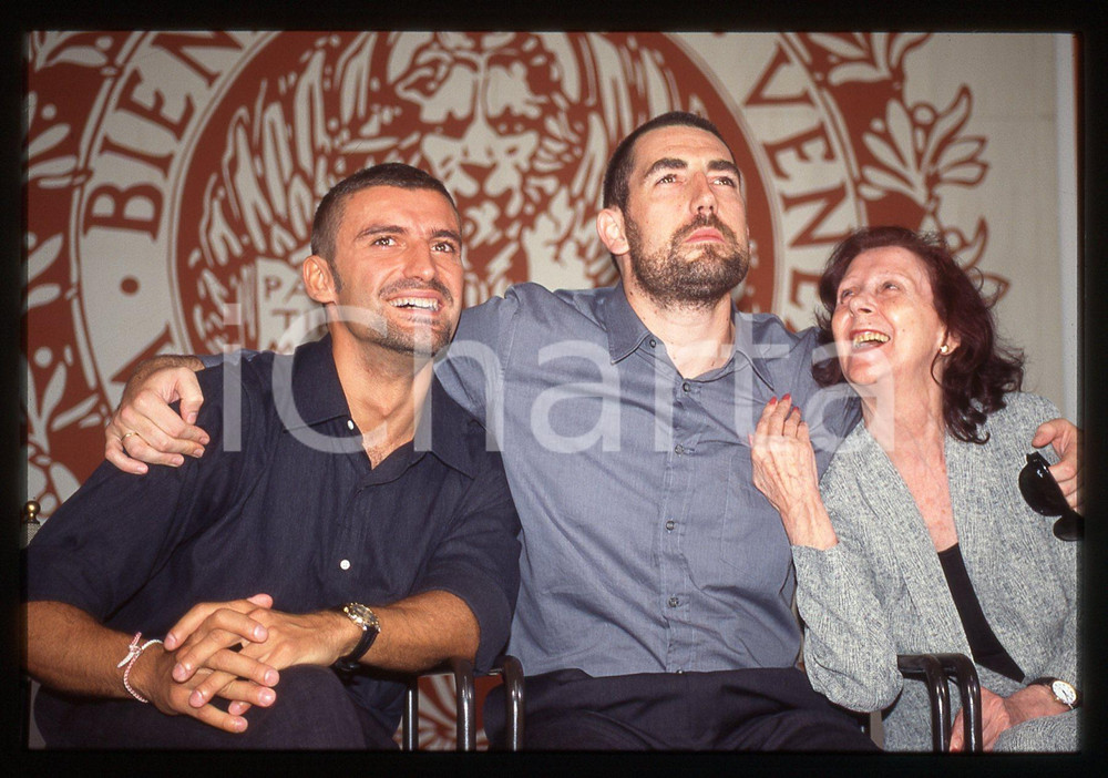 35mm vintage slide* 1997 VENEZIA Daniel CALPARSORO MarivÃ¬ BILBAO Alfredo VILLA   Diapositiva d'epoca, in formato 35 mm.Nella diapositiva compaiono gli attori Daniel Calparsoro, Alfredo Villa e Mariv&igrave; Bilbao al Festival di Venezia del 1997 per la presentazione del film "A ciegas" ("Morire a San Sabastian - Allo sbando").  CONDIZIONI: GOODE' severamente vietata la riproduzione. Tutti i diritti sono riservati. ICharta mette in vendita, sul negozio eBay e in esclusiva sul sito "icharta" il proprio archivio composto da numerose diapositive e negativi fotografici d'epoca, tutti originali e autentici, che attraversano la storia del costume italiano tra gli la fine degli anni Sessanta e Novanta.Si tratta di uno sguardo inedito sull'attualit&agrave;, la politica, la vita quotidiana, il gossip e la cultura, che fotografa il cambiamento della nazione in quest'ultimo scorcio del XX secolo. Un'occasione unica per il mercato del collezionismo, che vede finalmente disponibile un archivio eccezionale per vastit&agrave;, tematiche e condizioni, in un settore (il negativo fotografico e la diapositiva) di assoluta novit&agrave; e dalle interessanti prospettive di investimento.     originale e autentica 1