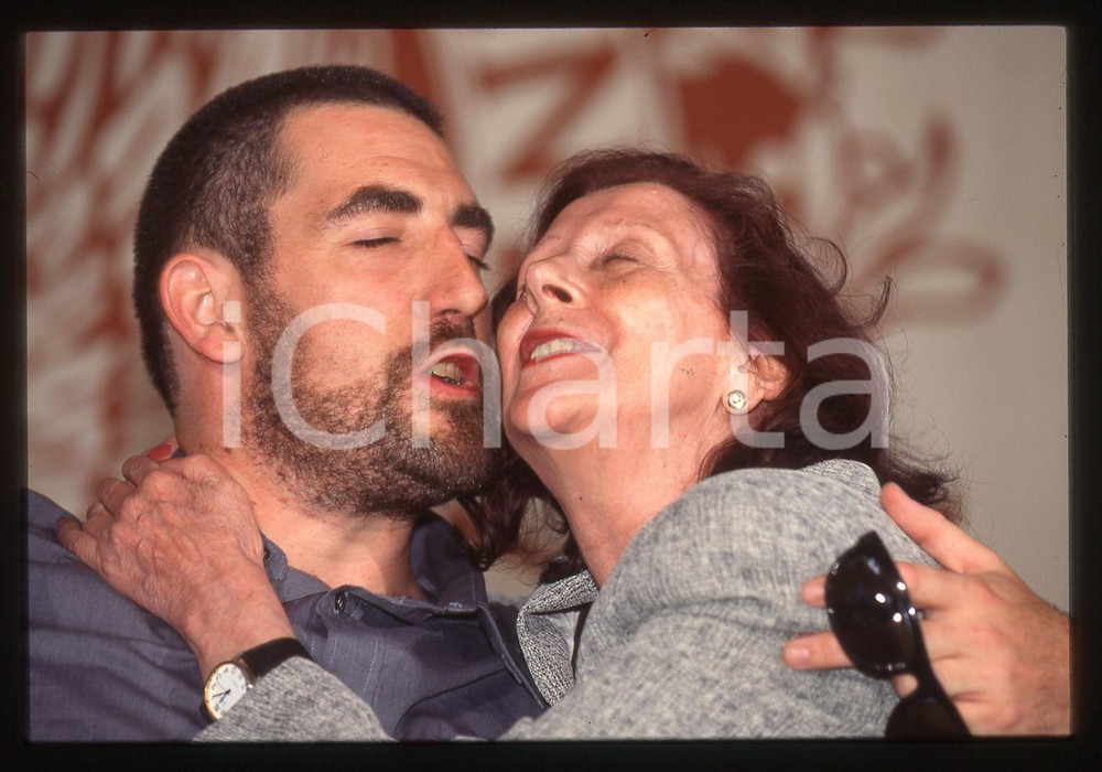 35mm vintage slide* 1997 Festival di VENEZIA Daniel CALPARSORO e MarivÃ¬ BILBAO   Diapositiva d'epoca, in formato 35 mm.Nella diapositiva compaiono gli attori Daniel Calparsoro e Mariv&igrave; Bilbao al Festival di Venezia del 1997 per la presentazione del film "A ciegas" ("Morire a San Sabastian - Allo sbando").  CONDIZIONI: GOODE' severamente vietata la riproduzione. Tutti i diritti sono riservati. ICharta mette in vendita, sul negozio eBay e in esclusiva sul sito "icharta" il proprio archivio composto da numerose diapositive e negativi fotografici d'epoca, tutti originali e autentici, che attraversano la storia del costume italiano tra gli la fine degli anni Sessanta e Novanta.Si tratta di uno sguardo inedito sull'attualit&agrave;, la politica, la vita quotidiana, il gossip e la cultura, che fotografa il cambiamento della nazione in quest'ultimo scorcio del XX secolo. Un'occasione unica per il mercato del collezionismo, che vede finalmente disponibile un archivio eccezionale per vastit&agrave;, tematiche e condizioni, in un settore (il negativo fotografico e la diapositiva) di assoluta novit&agrave; e dalle interessanti prospettive di investimento.     originale e autentica 1