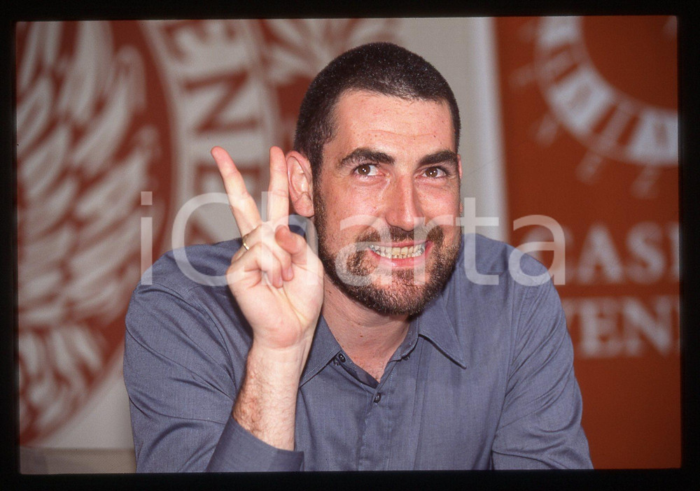 35mm vintage slide* 1997 VENEZIA Daniel CALPARSORO al Festival con "A CIEGAS" *3   Diapositiva d'epoca, in formato 35 mm.Nella diapositiva compare l'attore Daniel Calparsoro al Festival di Venezia del 1997 per la presentazione del film "A ciegas" ("Morire a San Sabastian - Allo sbando").  CONDIZIONI: GOODE' severamente vietata la riproduzione. Tutti i diritti sono riservati. ICharta mette in vendita, sul negozio eBay e in esclusiva sul sito "icharta" il proprio archivio composto da numerose diapositive e negativi fotografici d'epoca, tutti originali e autentici, che attraversano la storia del costume italiano tra gli la fine degli anni Sessanta e Novanta.Si tratta di uno sguardo inedito sull'attualit&agrave;, la politica, la vita quotidiana, il gossip e la cultura, che fotografa il cambiamento della nazione in quest'ultimo scorcio del XX secolo. Un'occasione unica per il mercato del collezionismo, che vede finalmente disponibile un archivio eccezionale per vastit&agrave;, tematiche e condizioni, in un settore (il negativo fotografico e la diapositiva) di assoluta novit&agrave; e dalle interessanti prospettive di investimento.     originale e autentica 1