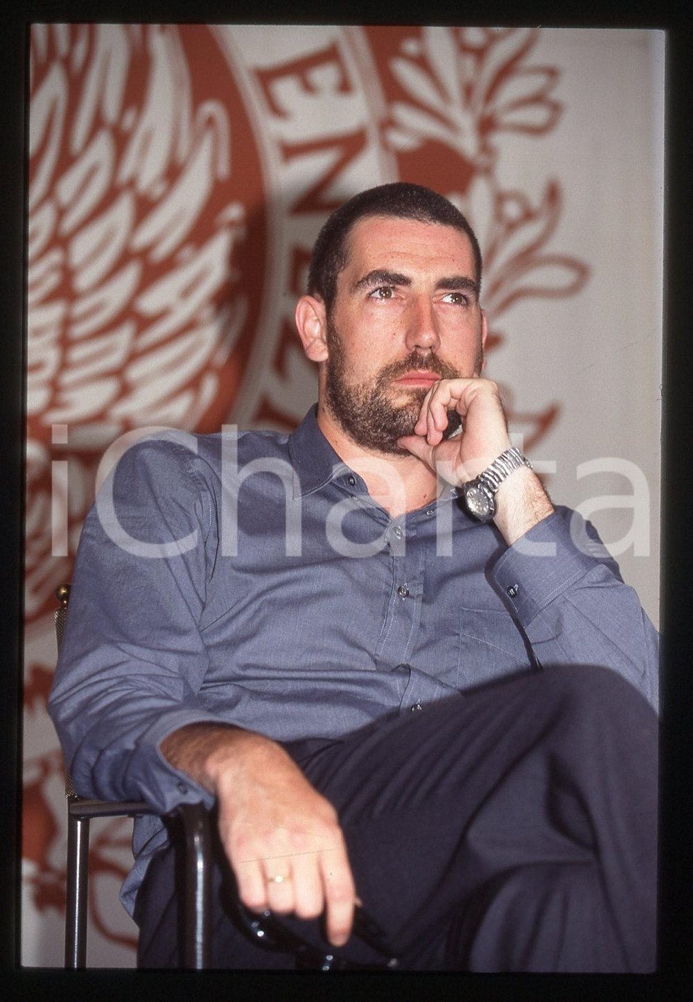 35mm vintage slide* 1997 VENEZIA Daniel CALPARSORO al Festival con "A CIEGAS" *8   Diapositiva d'epoca, in formato 35 mm.Nella diapositiva compare l'attore Daniel Calparsoro al Festival di Venezia del 1997 per la presentazione del film "A ciegas" ("Morire a San Sabastian - Allo sbando").  CONDIZIONI: GOODE' severamente vietata la riproduzione. Tutti i diritti sono riservati. ICharta mette in vendita, sul negozio eBay e in esclusiva sul sito "icharta" il proprio archivio composto da numerose diapositive e negativi fotografici d'epoca, tutti originali e autentici, che attraversano la storia del costume italiano tra gli la fine degli anni Sessanta e Novanta.Si tratta di uno sguardo inedito sull'attualit&agrave;, la politica, la vita quotidiana, il gossip e la cultura, che fotografa il cambiamento della nazione in quest'ultimo scorcio del XX secolo. Un'occasione unica per il mercato del collezionismo, che vede finalmente disponibile un archivio eccezionale per vastit&agrave;, tematiche e condizioni, in un settore (il negativo fotografico e la diapositiva) di assoluta novit&agrave; e dalle interessanti prospettive di investimento.     originale e autentica 1