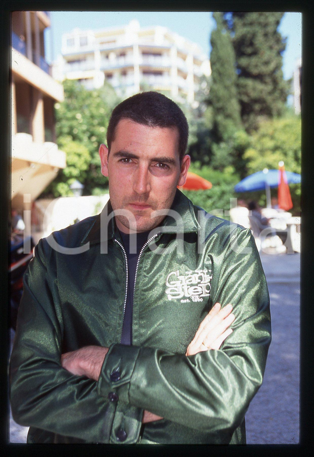 35mm vintage slide* 1996 CANNES Daniel CALPARSORO Ritratto del regista (3)   Diapositiva d'epoca, in formato 35 mm.  CONDIZIONI: GOODE' severamente vietata la riproduzione. Tutti i diritti sono riservati. ICharta mette in vendita, sul negozio eBay e in esclusiva sul sito "icharta" il proprio archivio composto da numerose diapositive e negativi fotografici d'epoca, tutti originali e autentici, che attraversano la storia del costume italiano tra gli la fine degli anni Sessanta e Novanta.Si tratta di uno sguardo inedito sull'attualit&agrave;, la politica, la vita quotidiana, il gossip e la cultura, che fotografa il cambiamento della nazione in quest'ultimo scorcio del XX secolo. Un'occasione unica per il mercato del collezionismo, che vede finalmente disponibile un archivio eccezionale per vastit&agrave;, tematiche e condizioni, in un settore (il negativo fotografico e la diapositiva) di assoluta novit&agrave; e dalle interessanti prospettive di investimento.     originale e autentica 1