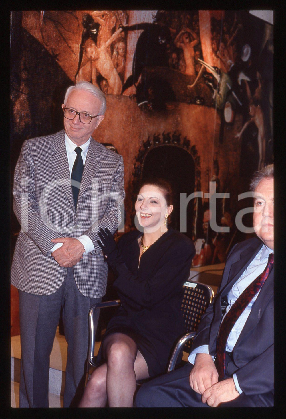 35mm vintage slide* 1991 RAI 1 Enzo BIAGI con Pierangela VALLERINO   Diapositiva d'epoca, in formato 35 mm.Nella diapositiva compare Pierangela Vallerino, ospite della trasmissione di Enzo Biagi  "I dieci comandamenti all'italiana" trasmessa nel 1991 da Rai 1.  CONDIZIONI: GOODE' severamente vietata la riproduzione. Tutti i diritti sono riservati. ICharta mette in vendita, sul negozio eBay e in esclusiva sul sito "icharta" il proprio archivio composto da numerose diapositive e negativi fotografici d'epoca, tutti originali e autentici, che attraversano la storia del costume italiano tra gli la fine degli anni Sessanta e Novanta.Si tratta di uno sguardo inedito sull'attualit&agrave;, la politica, la vita quotidiana, il gossip e la cultura, che fotografa il cambiamento della nazione in quest'ultimo scorcio del XX secolo. Un'occasione unica per il mercato del collezionismo, che vede finalmente disponibile un archivio eccezionale per vastit&agrave;, tematiche e condizioni, in un settore (il negativo fotografico e la diapositiva) di assoluta novit&agrave; e dalle interessanti prospettive di investimento.     originale e autentica 1