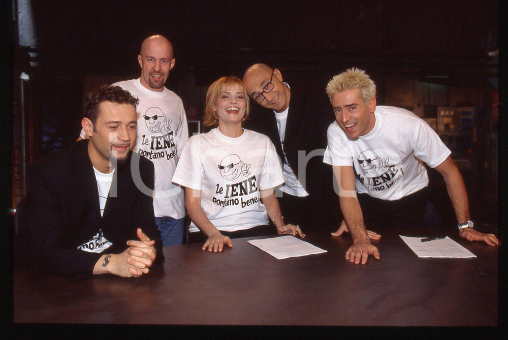 35mm vintage slide* 1998 ITALIA 1 Simona VENTURA Andrea PELLIZZARI e LE IENE   Diapositiva d'epoca, in formato 35 mm.Nella diapositiva compare il cast del programma televisivo "Le Iene" nell'edizione del 1998: Fabio Volo, Marco Berry, Simona Ventura, Peppe Quintale e Andrea Pellizzari.   CONDIZIONI: GOOD E' severamente vietata la riproduzione. Tutti i diritti sono riservati. ICharta mette in vendita, sul negozio eBay e in esclusiva sul sito "icharta" il proprio archivio composto da numerose diapositive e negativi fotografici d'epoca, tutti originali e autentici, che attraversano la storia del costume italiano tra gli la fine degli anni Sessanta e Novanta.Si tratta di uno sguardo inedito sull'attualit&agrave;, la politica, la vita quotidiana, il gossip e la cultura, che fotografa il cambiamento della nazione in quest'ultimo scorcio del XX secolo. Un'occasione unica per il mercato del collezionismo, che vede finalmente disponibile un archivio eccezionale per vastit&agrave;, tematiche e condizioni, in un settore (il negativo fotografico e la diapositiva) di assoluta novit&agrave; e dalle interessanti prospettive di investimento.  originale e autentica 1