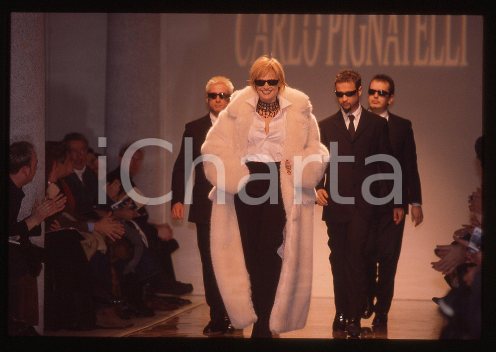 35mm vintage slide* 1999 MILANO Andrea PELLIZZARI Simona VENTURA per PIGNATELLI   Diapositiva d'epoca, in formato 35 mm.Nella diapositiva compaiono Simona Ventura e Le Iene dell'omonimo programma televisivo (Andrea Pellizzari, Fabio Volo, Peppe Quintale) durante una sfilata dello stilista Carlo Pignatelli.   CONDIZIONI: GOOD E' severamente vietata la riproduzione. Tutti i diritti sono riservati. ICharta mette in vendita, sul negozio eBay e in esclusiva sul sito "icharta" il proprio archivio composto da numerose diapositive e negativi fotografici d'epoca, tutti originali e autentici, che attraversano la storia del costume italiano tra gli la fine degli anni Sessanta e Novanta.Si tratta di uno sguardo inedito sull'attualit&agrave;, la politica, la vita quotidiana, il gossip e la cultura, che fotografa il cambiamento della nazione in quest'ultimo scorcio del XX secolo. Un'occasione unica per il mercato del collezionismo, che vede finalmente disponibile un archivio eccezionale per vastit&agrave;, tematiche e condizioni, in un settore (il negativo fotografico e la diapositiva) di assoluta novit&agrave; e dalle interessanti prospettive di investimento.  originale e autentica 1