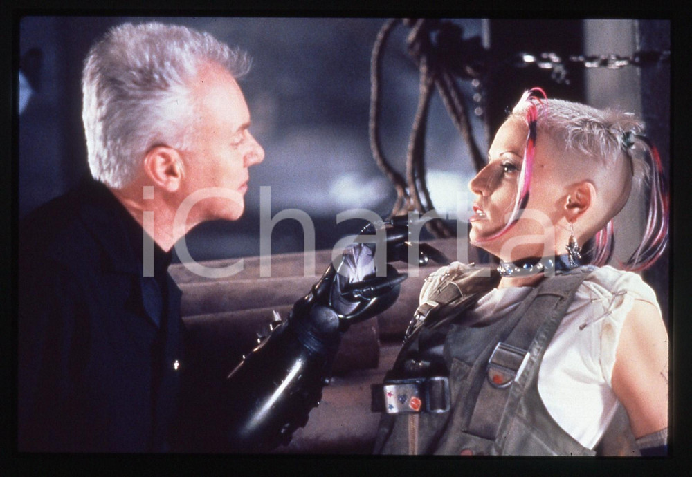 35mm vintage slide* 1995 TANK GIRL Malcolm McDOWELL e Lori PETTY in una scena 