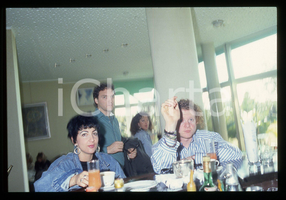 35mm vintage slide* 1985ca ITALIA MUSICA Mick HUCKNALL paparazzato in un bar
