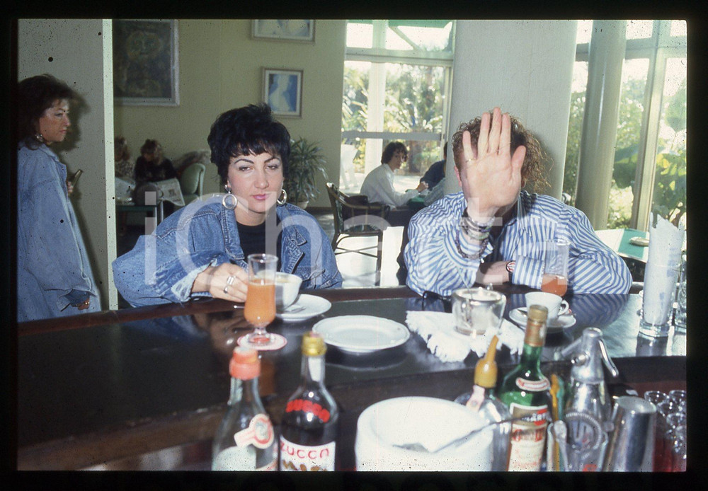 35mm vintage slide* 1985ca ITALIA MUSICA Mick HUCKNALL paparazzato in un bar (2)